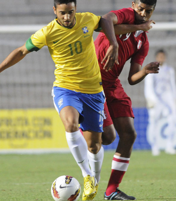 Lazio signs Brazilian midfielder Anderson