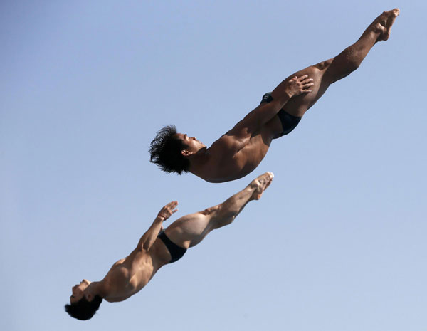 Chinese pair wins gold in men's 3m synchro springboard