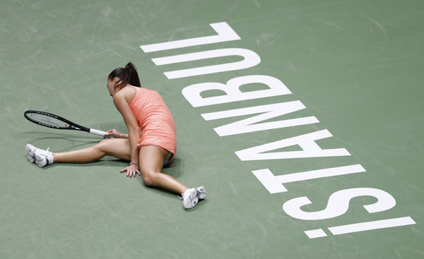 Defending champion Serena makes semis, Li Na near her first WTA finale semis