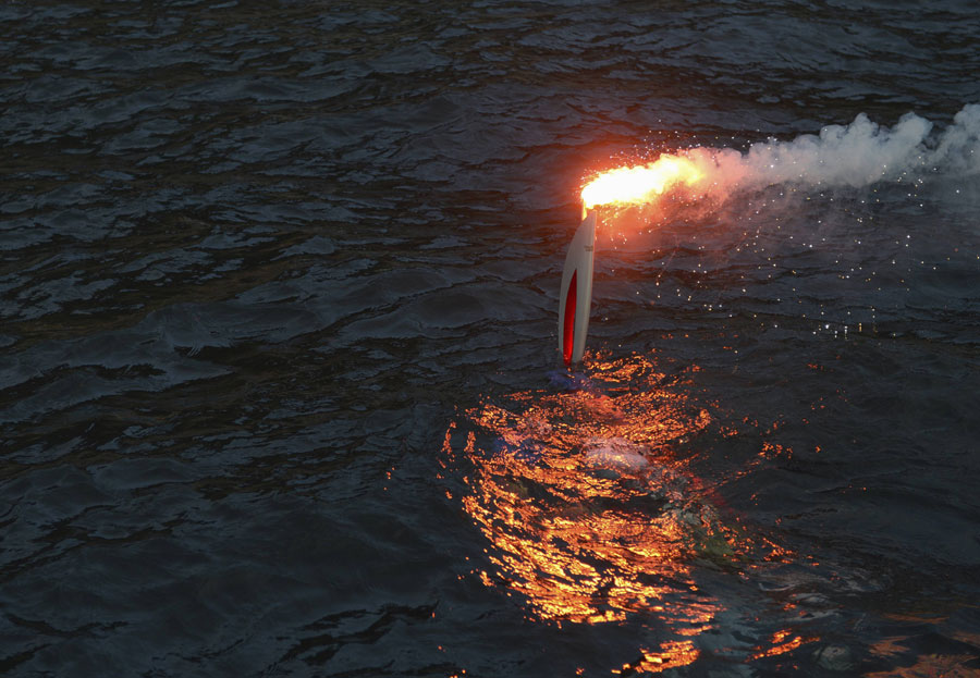 Sochi Olympic flame plunges into largest freshwater lake