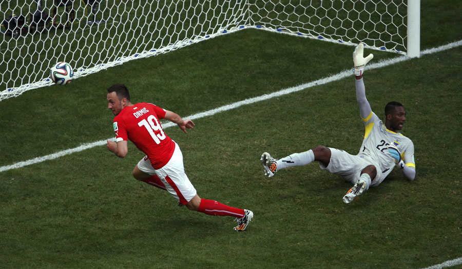 Swiss snatch late victory over Ecuador