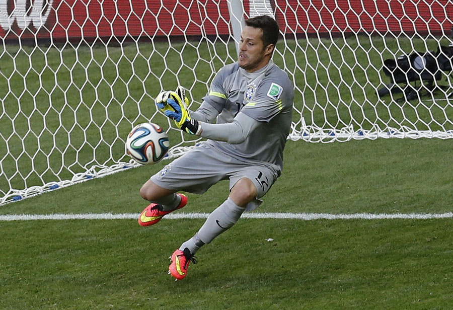 Cesar holds firm as Brazil sink Chile