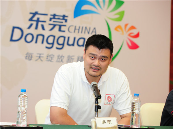 Yao Ming helps teens and cultivates new players