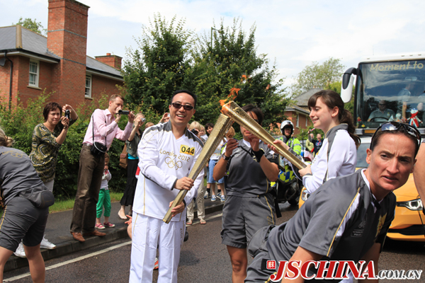 Torch bearer of London games sends wishes to Nanjing YOG