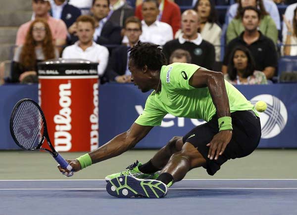 Federer saves 2 match points, reaches US Open SF