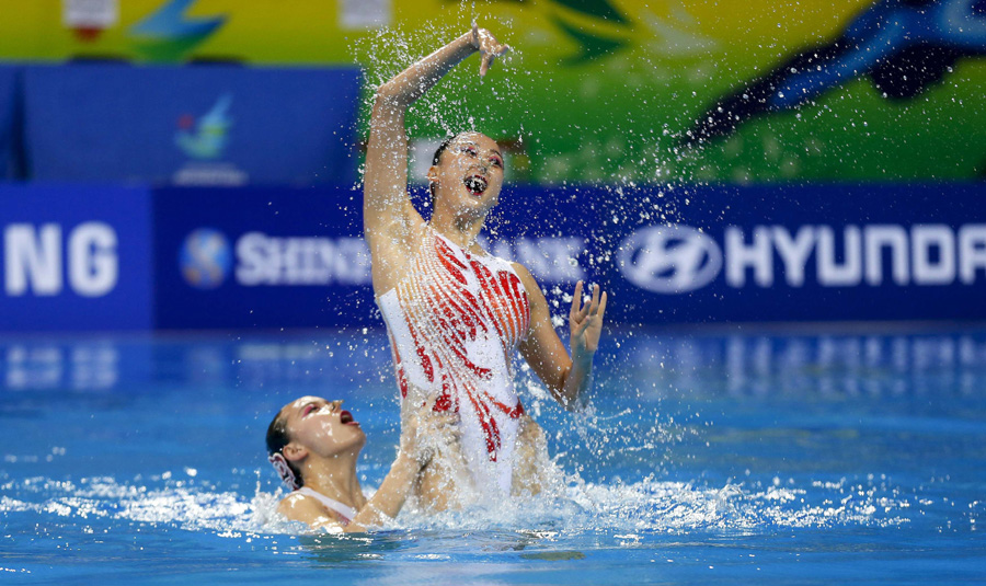 China wins gold in synchronized swimming duets at Games