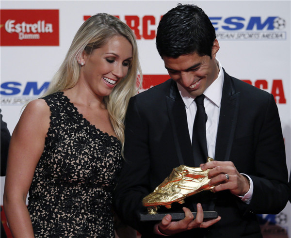 Suarez receives Golden Boot trophy