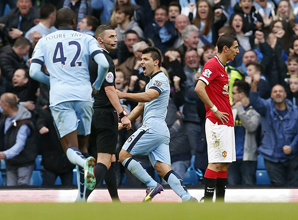 Ten-man United beaten in Van Gaal's first Manchester derby