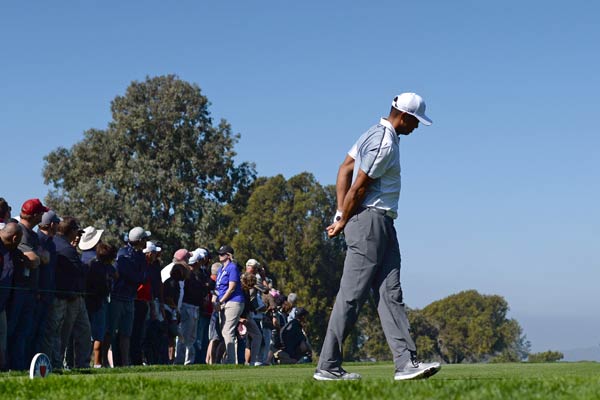 Tiger Woods withdraws because of tightness in lower back