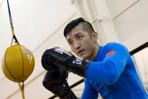 Zou Shiming fights for a title in 7th pro bout vs Amnat