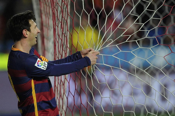 Messi scores 300th league goal as Barca win in Gijon