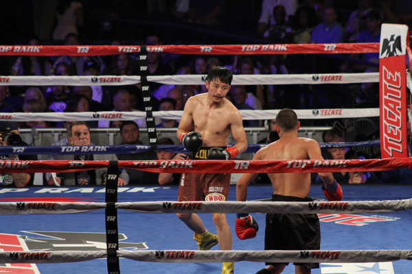 Chinese boxer Zou scores a win in US debut match