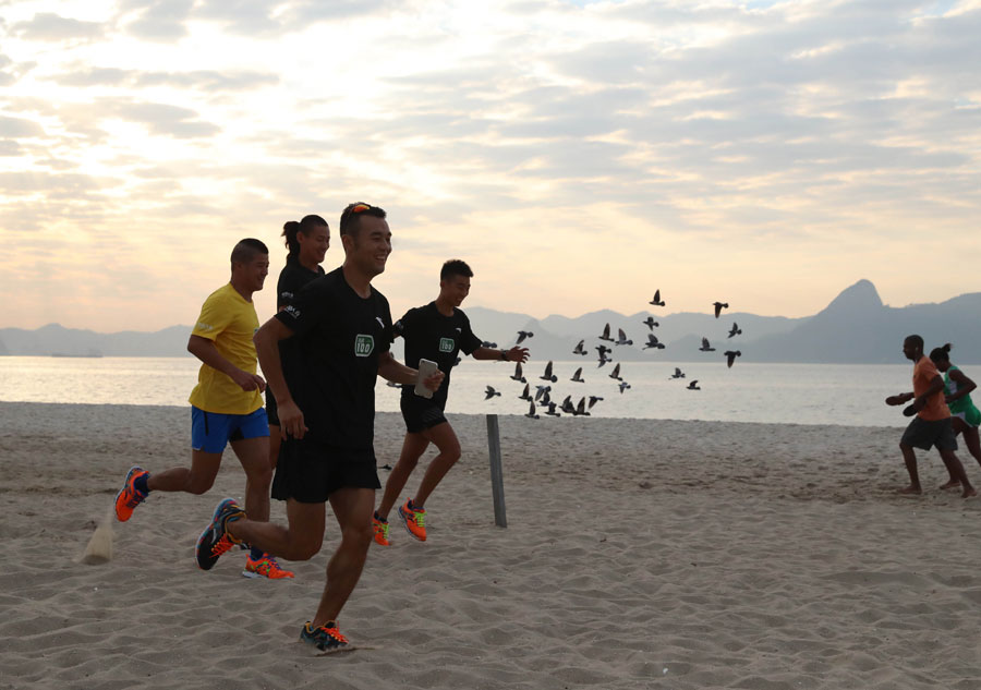 Chinese marathon runners cheer for Rio Olympics