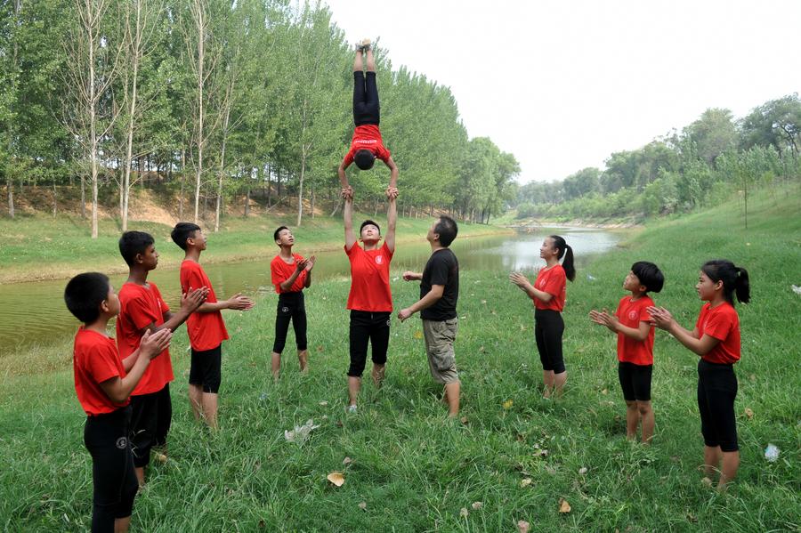 Acrobatic school in Hebei builds global cultural exchange