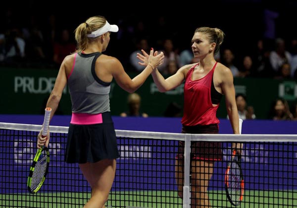 Wozniacki beats Halep, reaches semifinals at WTA Finals