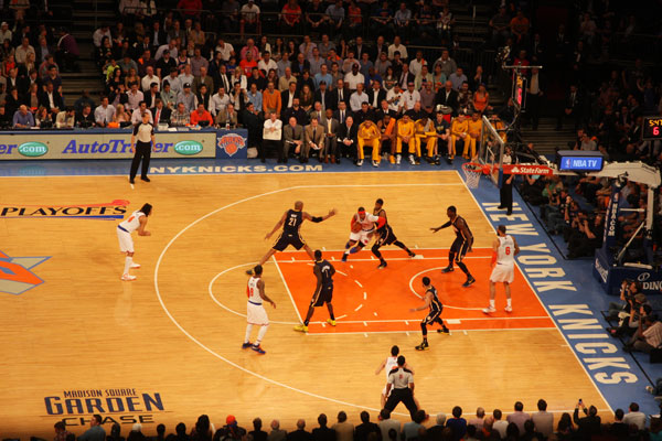 Knicks stay alive beating the Pacers 85 - 75