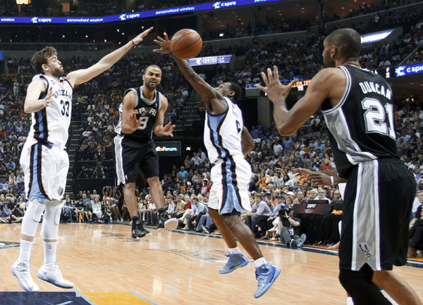 Spurs whip Grizzlies, advance to final