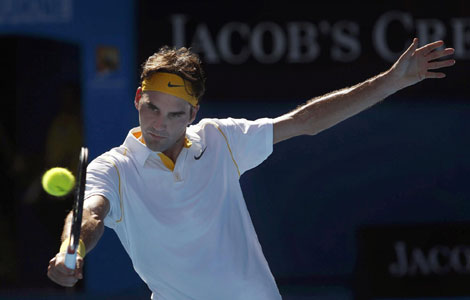 Federer, Wozniacki advance; Henin out
