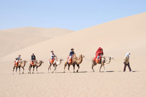 Wonderful scenic spots in Dunhuang attract more tourists