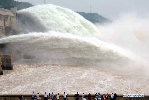 Grand waterfall of Xiaolangdi Reservoir on Yellow River