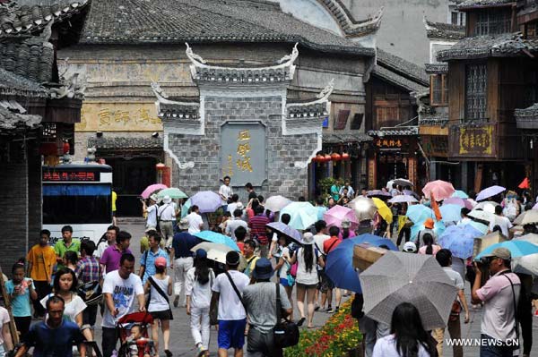 Fenghuang in C China embraces peak tourist season