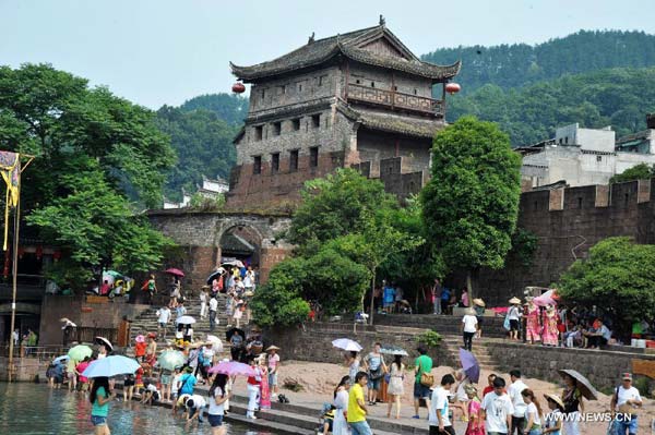 Fenghuang in C China embraces peak tourist season