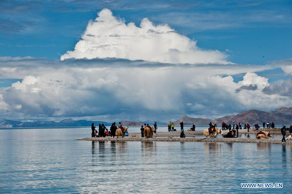 Tourists enjoy gorgeous scenery in Tibet