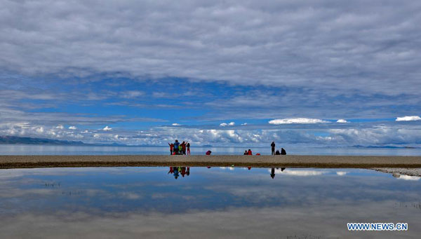 Tourists enjoy gorgeous scenery in Tibet