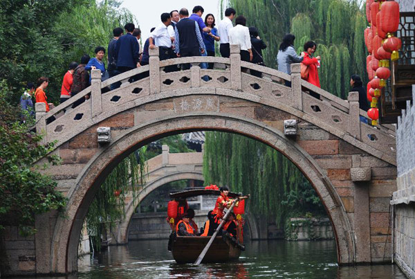 China sees holiday tourism peaks