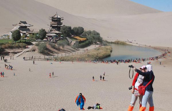 China's tourism industry reaps golden harvest