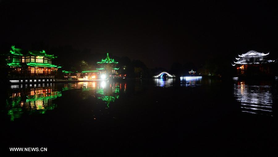 Slender West Lake unveils night tour service