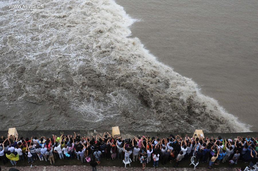 People gather to watch Qiantang River tidal bore in E China