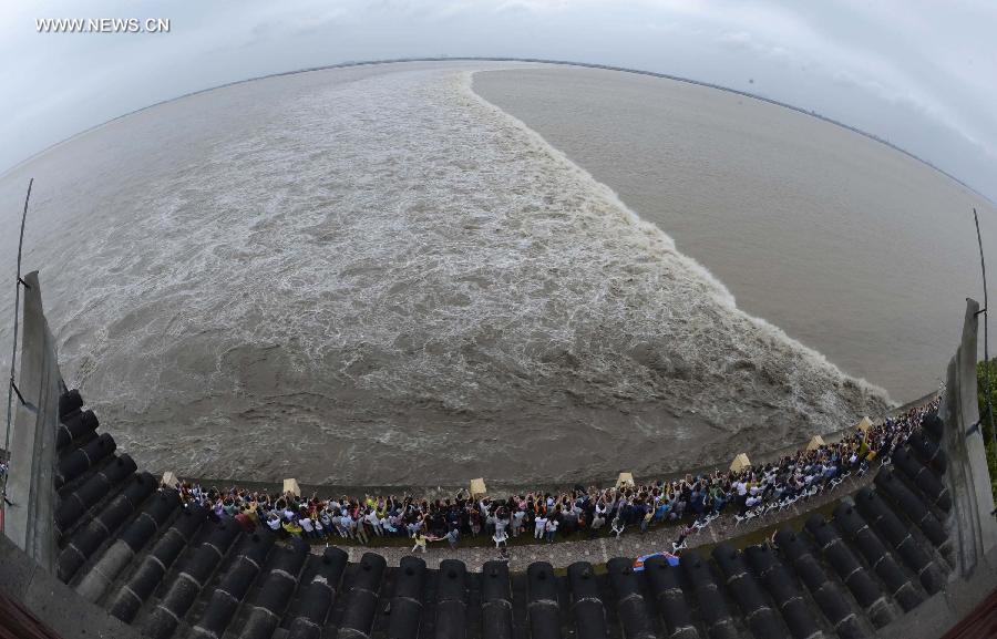 People gather to watch Qiantang River tidal bore in E China