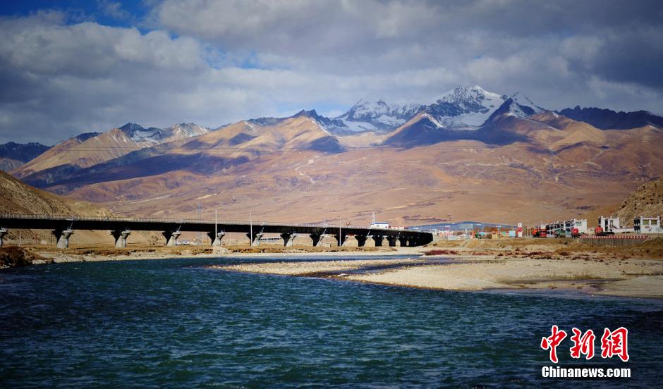 Beautiful scenery along the Qinghai-Tibet Highway