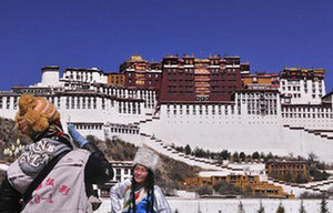First winter snows fall on Lhasa