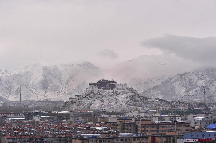 First winter snows fall on Lhasa