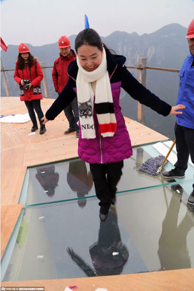 Transparent skywalk opens in Chongqing