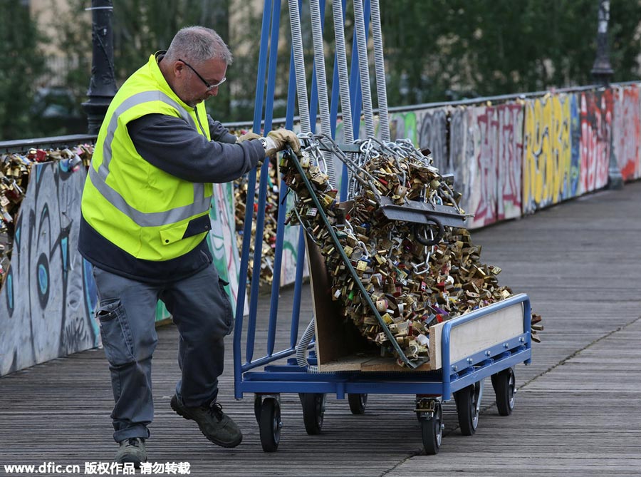 Paris removes all 'love locks' from bridge