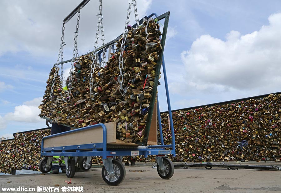 Paris removes all 'love locks' from bridge