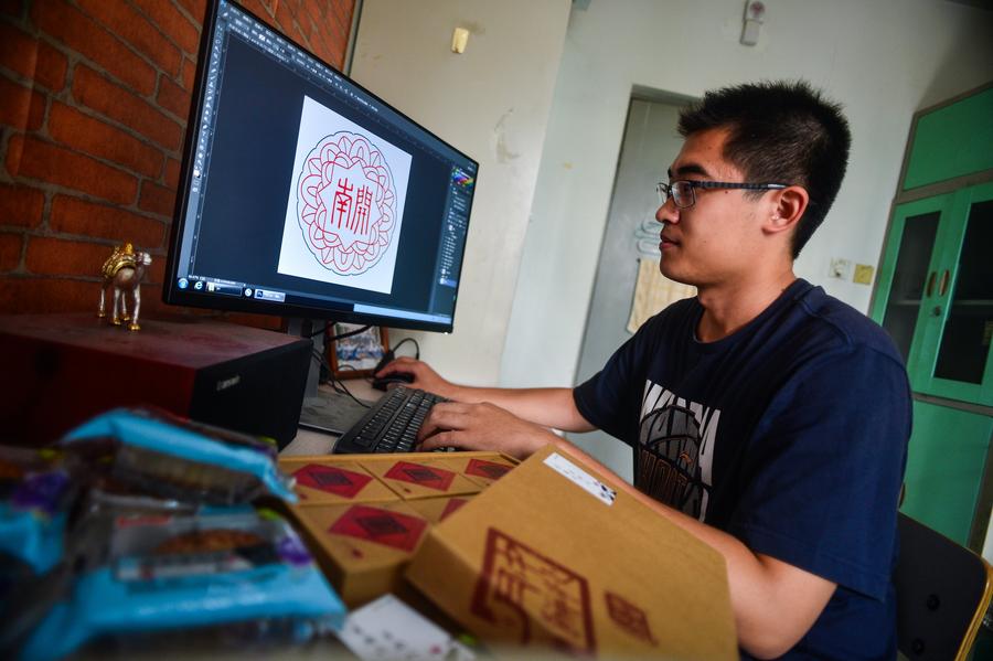 Students launch mooncakes named after Nankai University