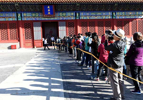 Forbidden City visitor cap to stay during holiday