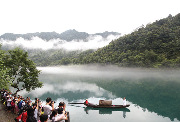 Tourists flock to newly recognized Dongjiang Lake