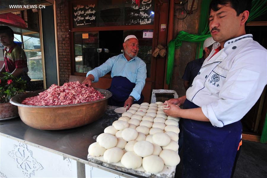 Kashgar attracts good many tourists in NW China's Xinjiang