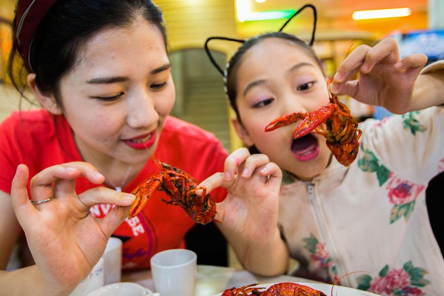 Int'l crayfish festival held in Xuyi, China's Jiangsu