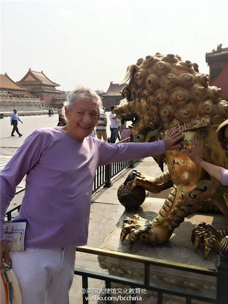 Shakespeare star Ian McKellen has fun in China