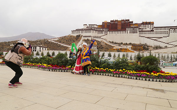 Tibet receives over 6.8 mln tourists in H1