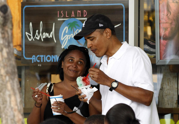 Obama enjoys shave ice in Hawaii