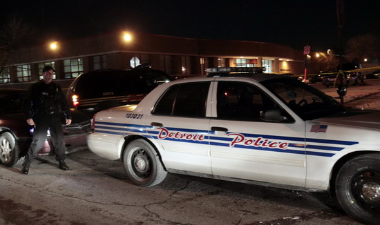 Man shoots 4 cops at Detroit police station