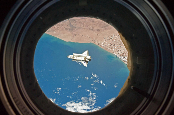 Shuttle Discovery heads toward its final landing