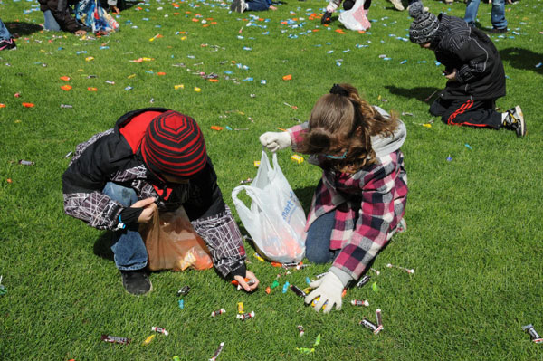 Easter bear brings candy for kids